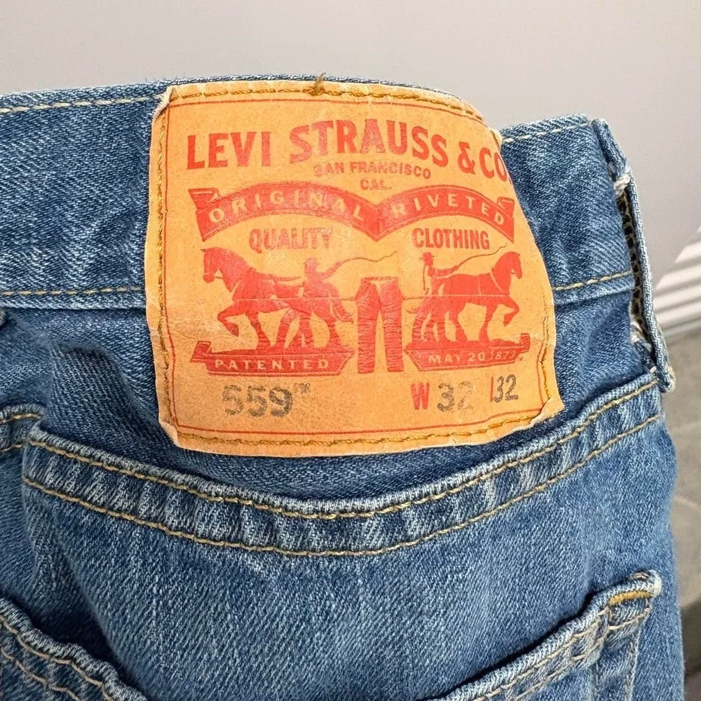 2009 Levi's 559 Relaxed Straight Distressed Jeans, Size 32x32